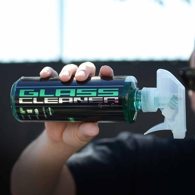 Chemical Guys CLD_202 Signature Series Glass Cleaner (Works on Glass, Windows, Mirrors, Navigation Screens & More; Car, Truck, SUV and Home Use), Ammonia Free & Safe on Tinted Windows, 128 fl oz