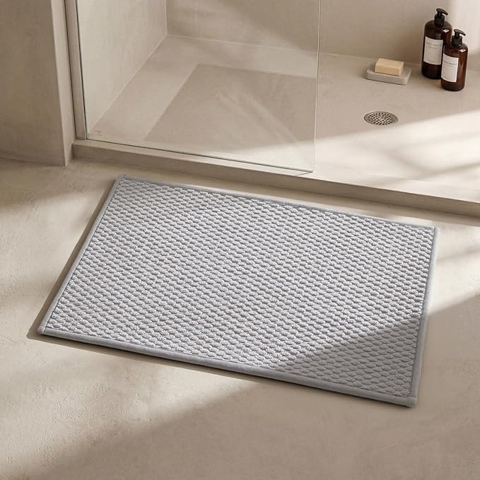Triohero Bathroom Rugs Non Slip Washable, Super Absorbent Thin Bath Mat Small Quick Dry Low Pile Bathroom Rug, Light Grey 16"x24"