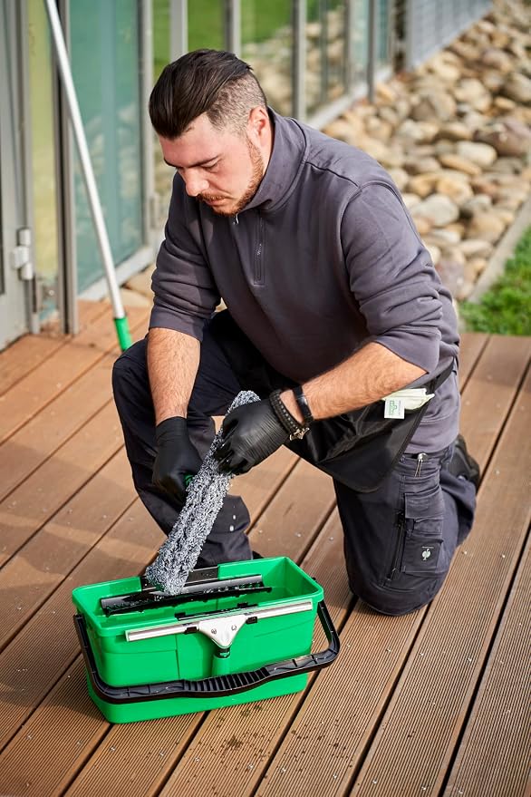 Unger AK015 Window Cleaning Kit PRO Set - Power Washer Sleeve, ErgoTec Squeegee, Bucket 18L, Liquid Glass Cleaner 1L, Safety Glass Scraper, Microfibre Cloth - Professional Window Cleaner, Green